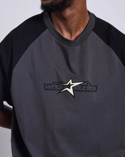 WNDRR- STXR RAGLAN BOX FIR TEE -GREY/BLACK
