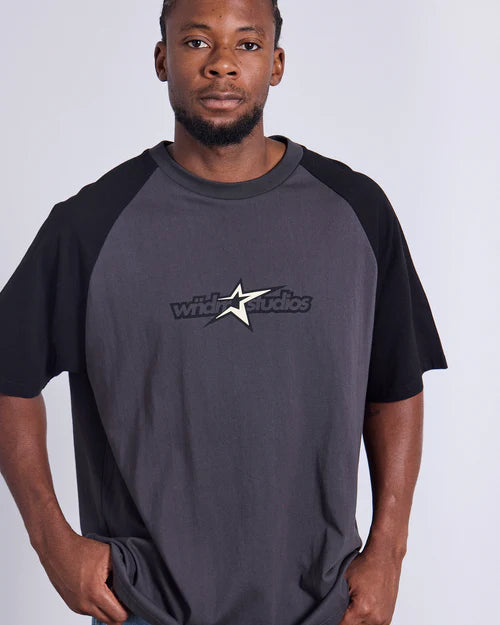 WNDRR- STXR RAGLAN BOX FIR TEE -GREY/BLACK